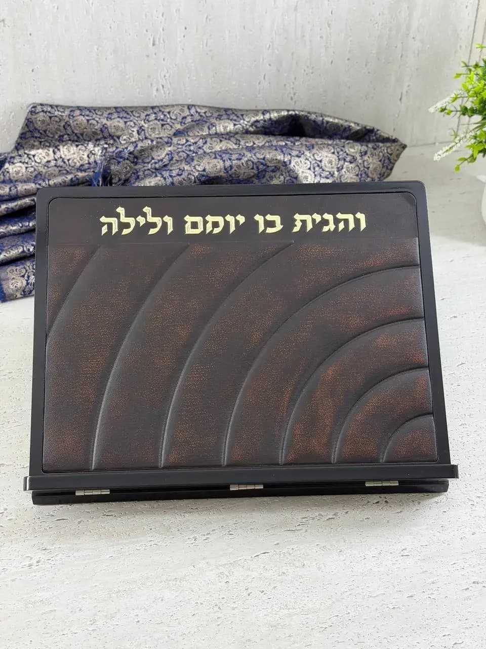שטנדר מעץ דגם ״דמוי עור מעוגל״