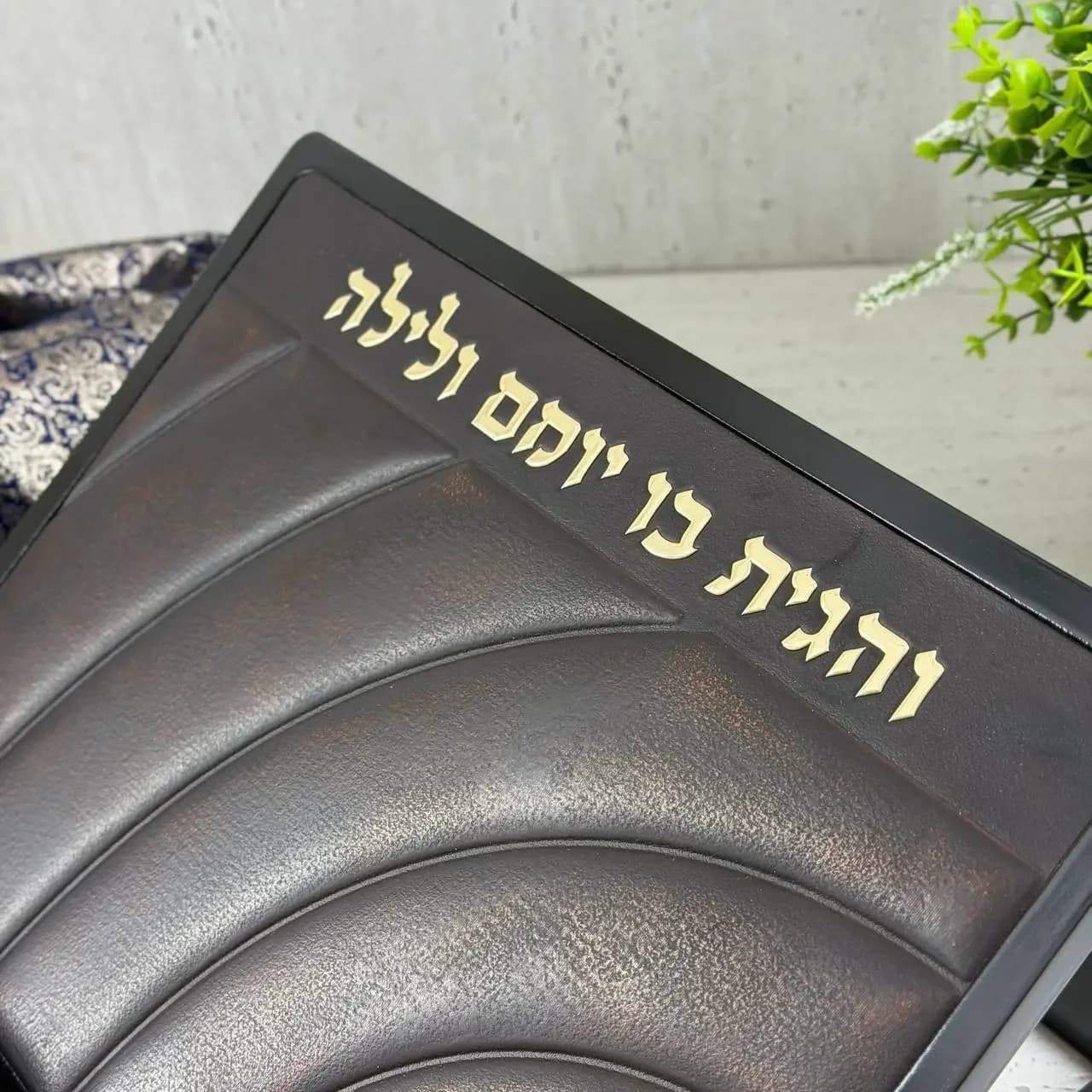 שטנדר מעץ דגם ״דמוי עור מעוגל״