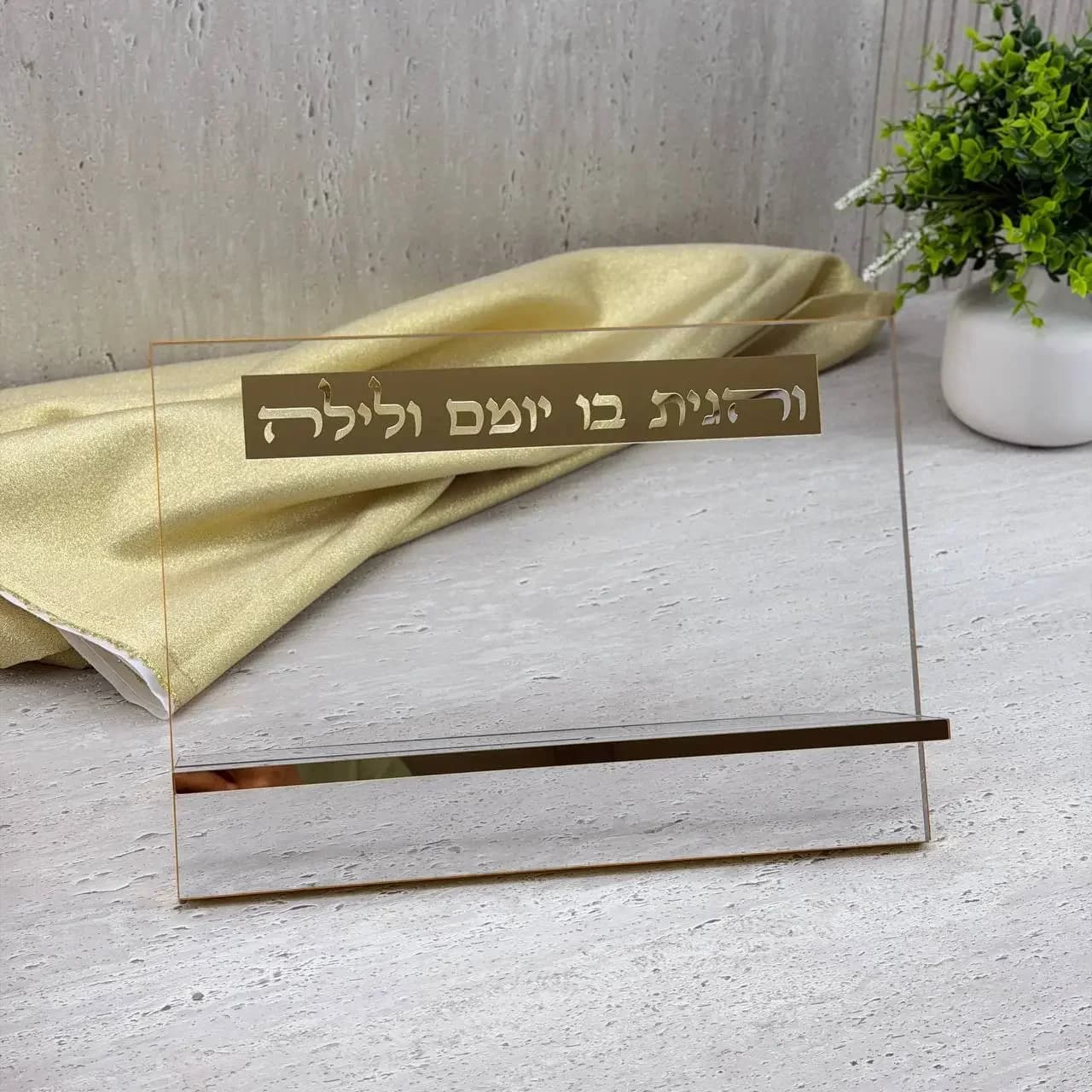 שטנדר דגם ״אקריליק זהב״