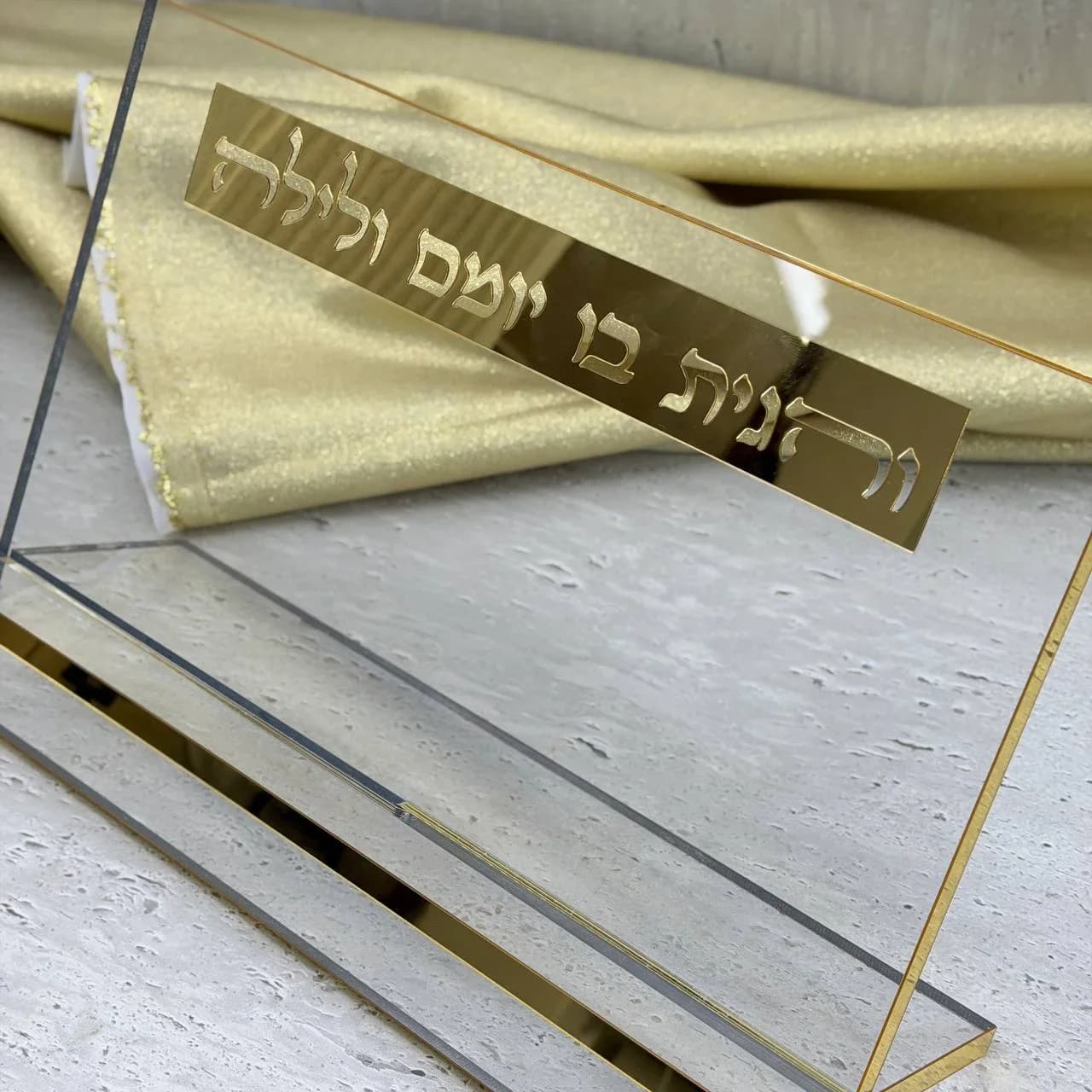 שטנדר דגם ״אקריליק זהב״